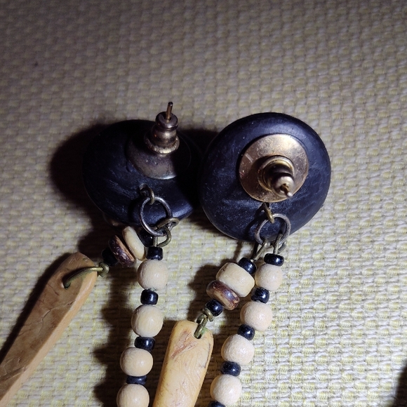 Bohemian Tribal Wood And Composite Earrings, Silver Cowgirl Hat W Dangle Feather - Picture 5 of 6